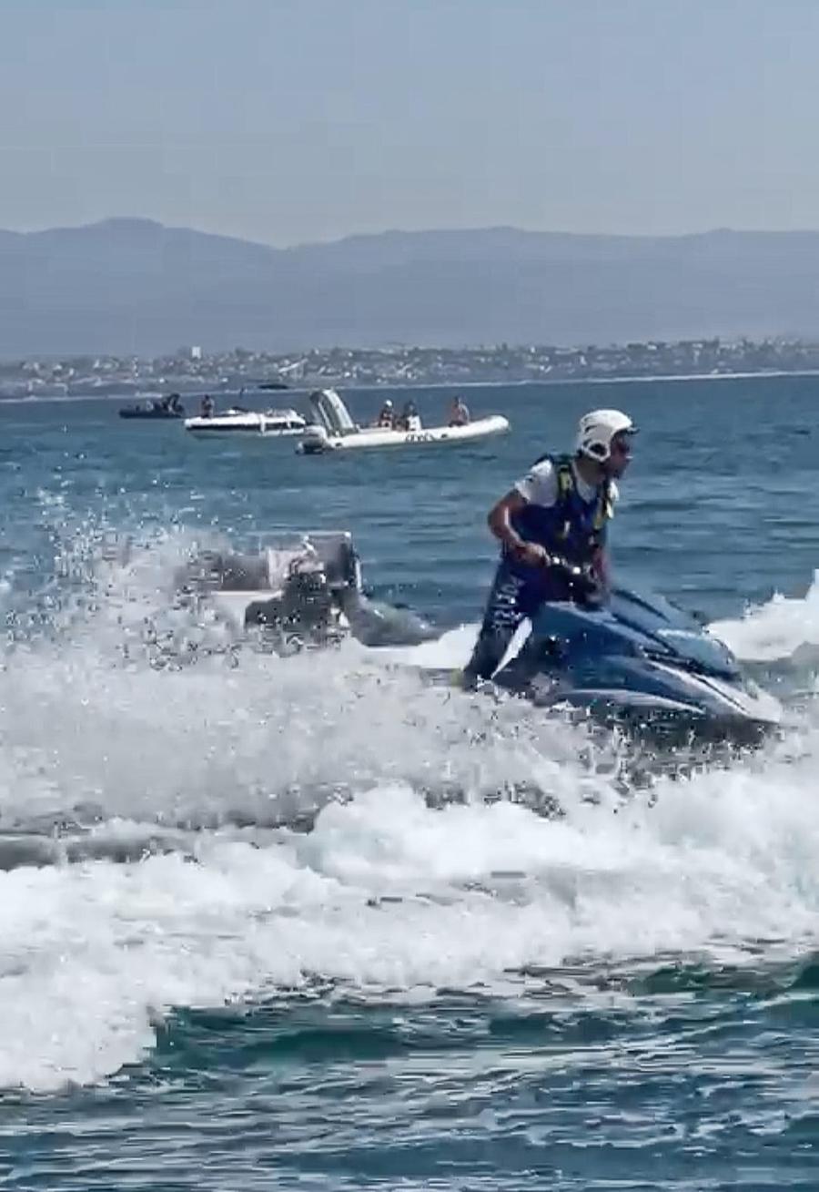 Cagliari Principio Di Incendio A Bordo Di Un Gommone In Due Salvati